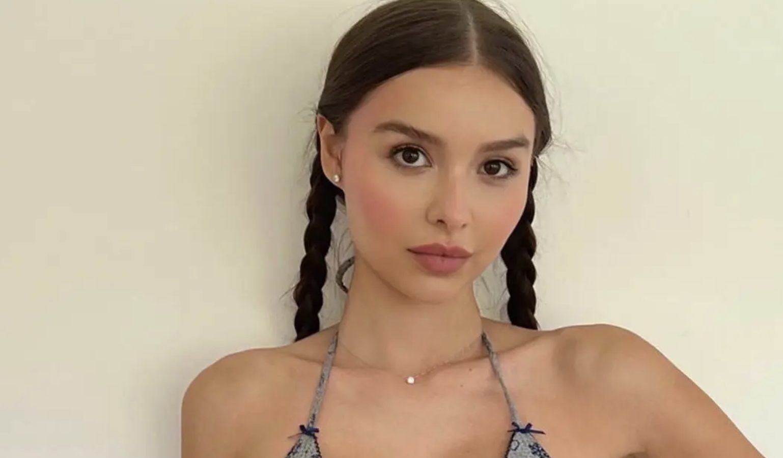 Sophie Mudd A Model Redefining the Business of Social Media(02)